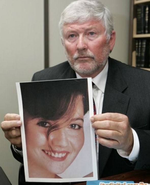 Cha của Carita Ridgway cầm ảnh con gái.